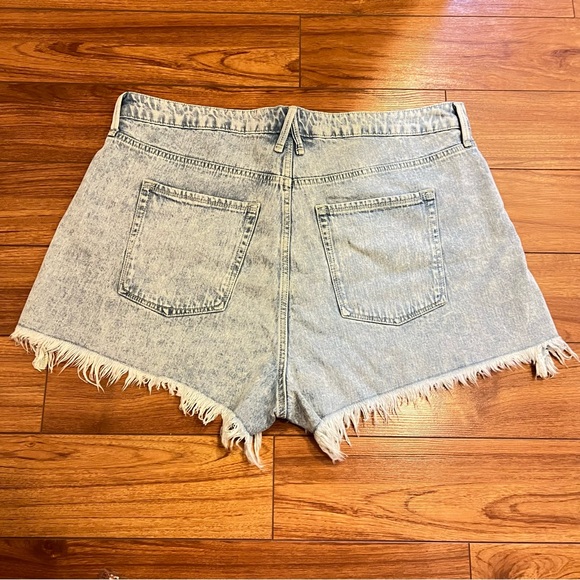 Good American Jean Shorts - Picture 5 of 5
